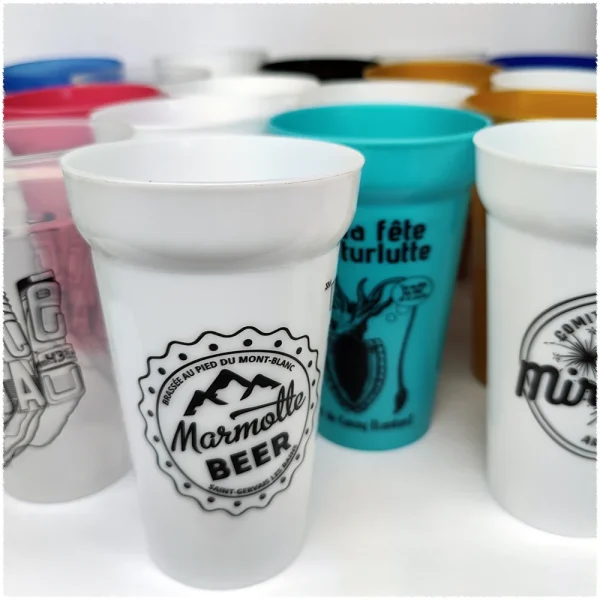 Plusieurs ecocups de couleurs différentes, avec marquage 1 couleur économique