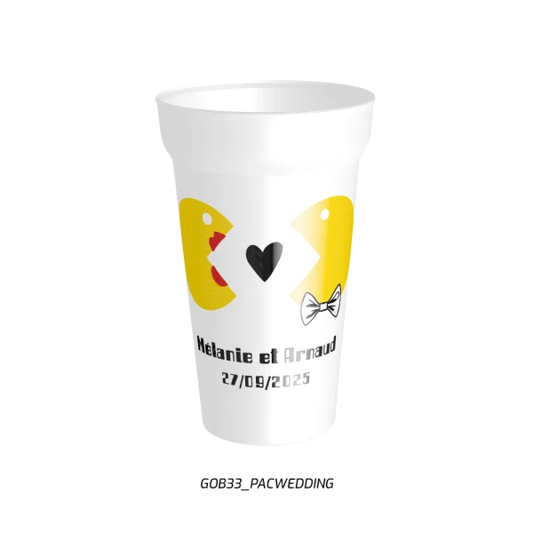 Plongez dans l'univers rétro de Pac-Man avec ce gobelet de mariage unique ! Ses couleurs emblématiques jaune et noir, associées à des détails chics comme le nœud papillon et le rouge à lèvres, en font un cadeau-souvenir original et amusant.